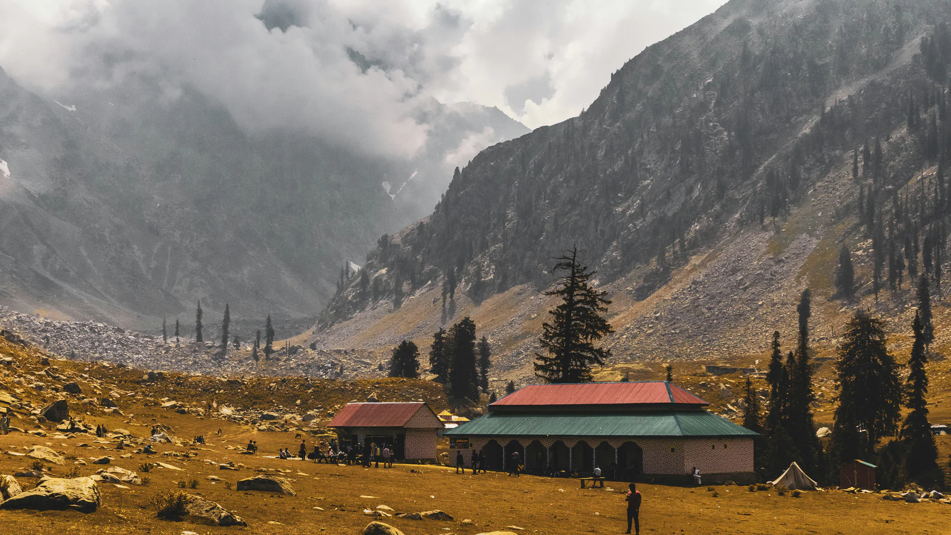 A high green meadow ringed by mountains at Jahaz Banda